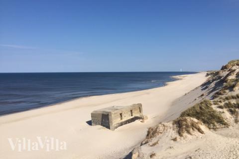 Stranden i närheten av lyxhus 930.