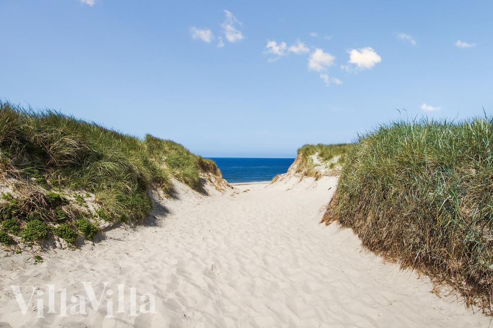 Stranden i närheten av lyxhus 930.