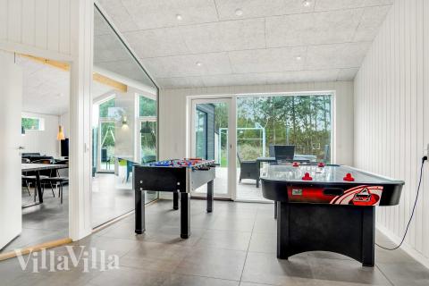 Förutom de många timmar som du kan tillbringa i stugans poolavdelning erbjuder lyxstuga 944 även biljard, bordtennis och dart