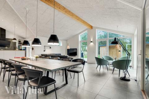 Det stora ljusa vardagsrummet i lyxstuga nr 944 för 10.