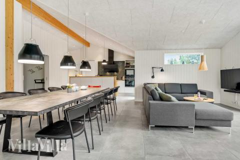 Soffhörnan i lyxstuga 944 i Nordjylland.