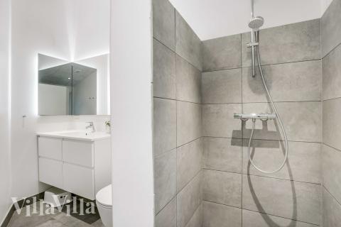 Ett duschrum finns i lyxstuga nr 944 för 10 personer.