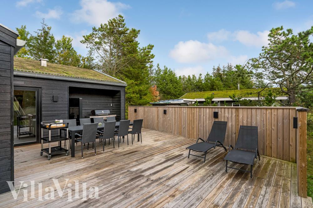 Lyxstuga nr 944 har en härlig terrass med sköna trädgårdsmöbler för 10 personer.