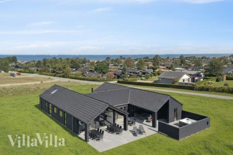 Den praktfulla poolstugan nr 696 med plats för 18 personer ligger i Fyn och öar