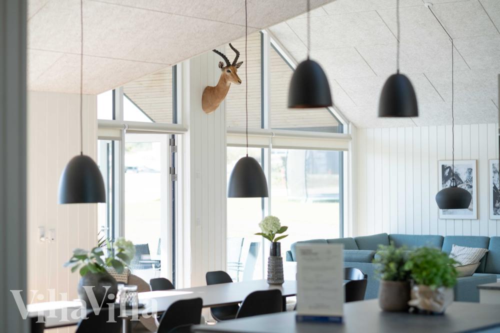 Ni kan sitta 18 personer tillsammans i vardagsrummet när ni besöker lyxhus nr 696 i Fyn och öar.
