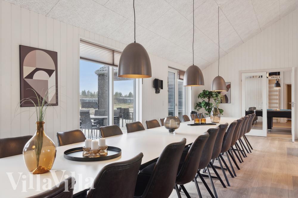Det stora ljusa vardagsrummet i lyxstuga nr 771 för 20.