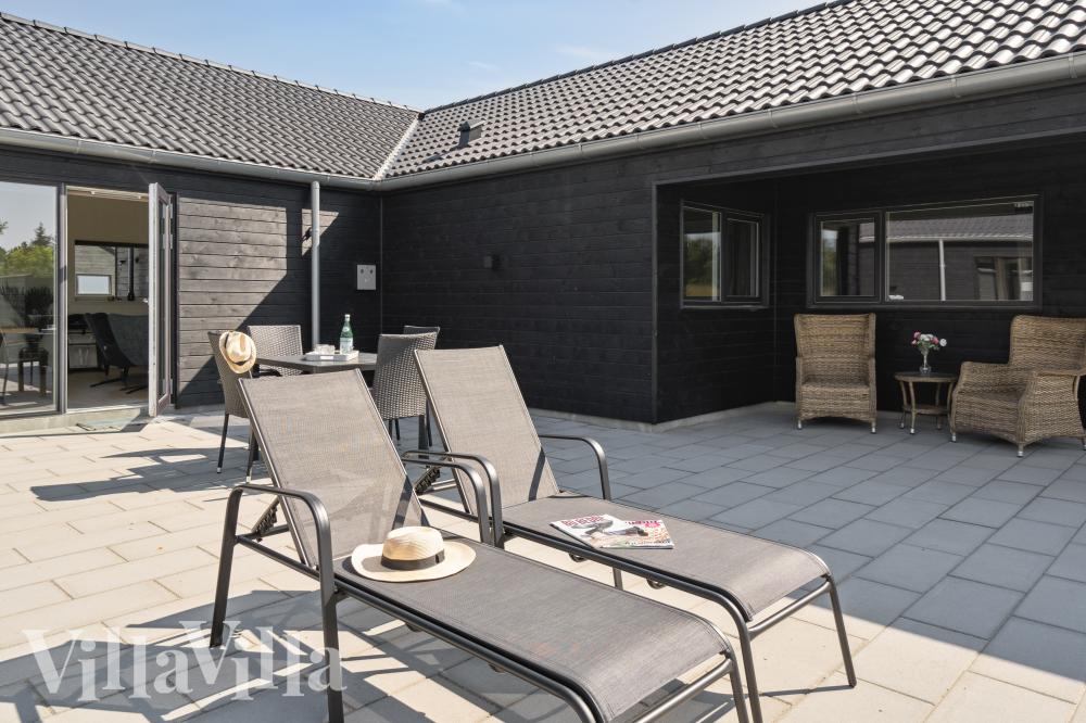 Lyxstuga nr 771 har en härlig terrass med sköna trädgårdsmöbler för 20 personer.