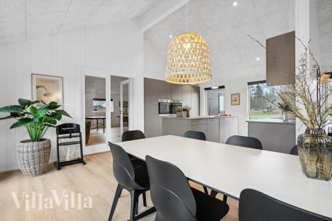 Det stora ljusa vardagsrummet i lyxstuga nr 774 för 20.