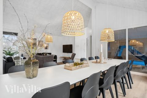 Vardagsrummet i lyxstuga nr. 774 har plats för 20 personer.