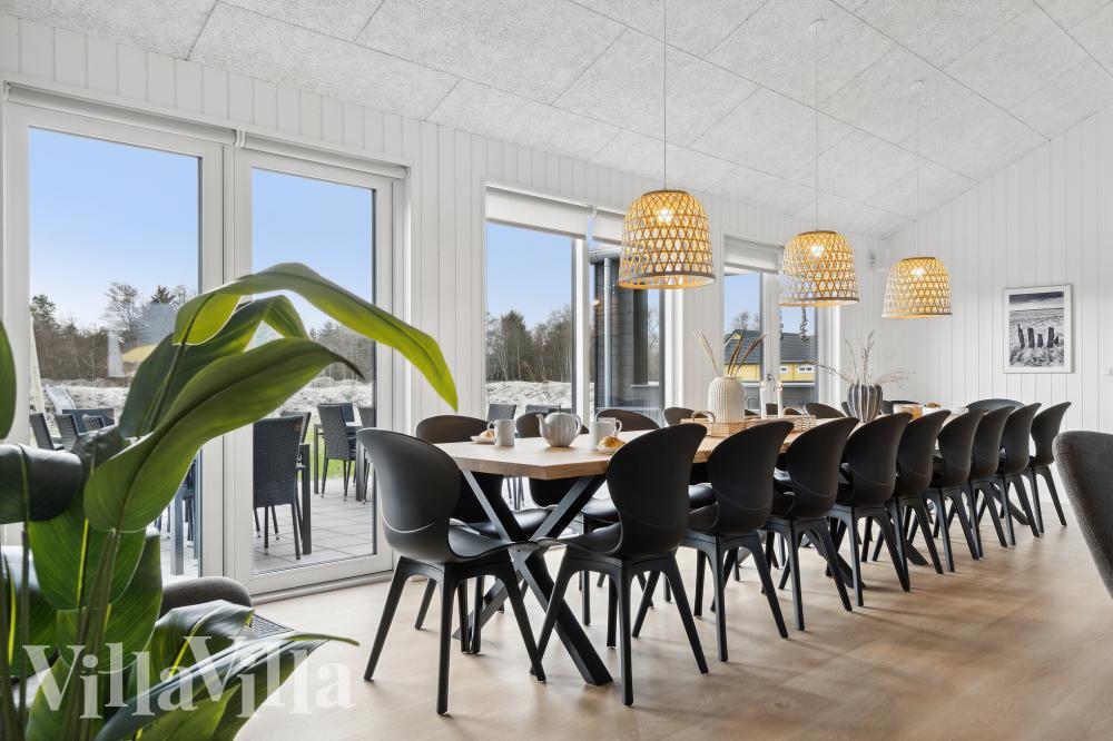 Det stora ljusa vardagsrummet i lyxstuga nr 778 för 20.