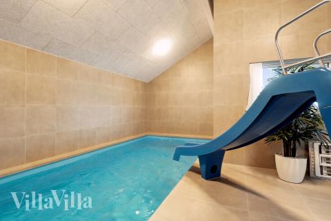 Sommarstuga 772 är inredd med en smakfull poolavdelning som har vattenrutschbana, ett stort inbyggt spapad och bastu