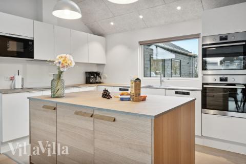 Köket i lyxstuga nr 772 är utrustat så att ni kan laga mat till 18 personer.