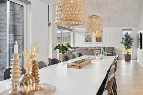 Det stora ljusa vardagsrummet i lyxstuga nr 772 för 18.