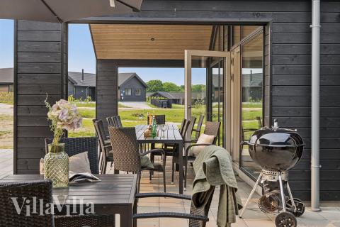 Lyxstuga nr 772 har en härlig terrass med sköna trädgårdsmöbler för 18 personer.