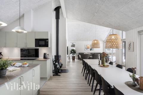 Det stora ljusa vardagsrummet i lyxstuga nr 912 för 18.