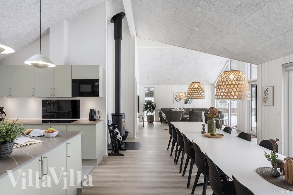 Det stora ljusa vardagsrummet i lyxstuga nr 912 för 18.