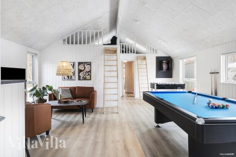 Aktivitetsrum i lyxstuga nr 912 med 7 sovrum och plats för 18 personer.