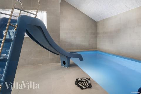 Den härliga poolen i lyxstuga nr 912 för 18 personer