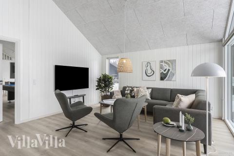 I soffhörnan i lyxstuga 912 i Lolland/Falster/Møn kan ni spela brädspel eller titta på film tillsammans.
