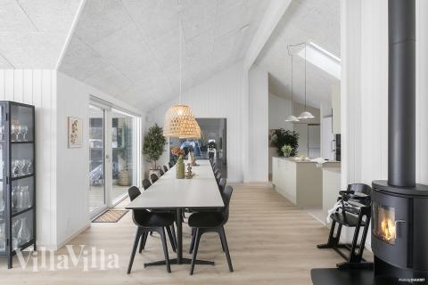 Vardagsrummet i lyxstuga nr. 912 har plats för 18 personer.