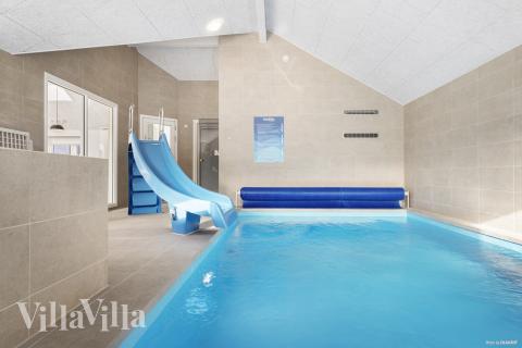 Sommarstuga 816 är inredd med en smakfull poolavdelning som har vattenrutschbana, ett stort inbyggt spapad och bastu