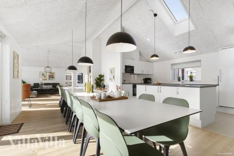 Vardagsrummet i lyxstuga nr. 816 har plats för 20 personer.