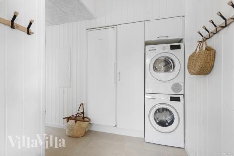 Den rymliga entrén i lyxstuga nr 816 i Østjylland