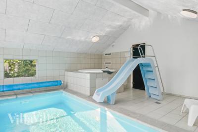 Sommarstuga 352 är inredd med en smakfull poolavdelning som har vattenrutschbana, ett stort inbyggt spapad och bastu