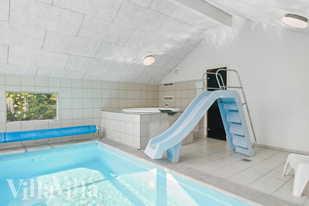 Sommarstuga 352 är inredd med en smakfull poolavdelning som har vattenrutschbana, ett stort inbyggt spapad och bastu