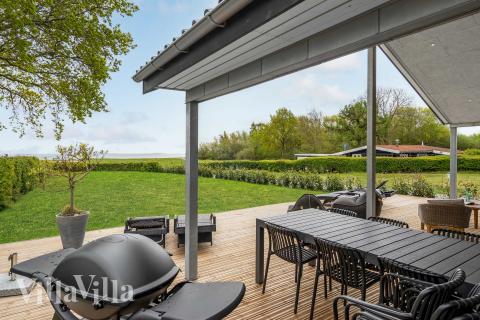 På terrassen i sommarhus nr 950 finns det plats för upp till 9 gäster.