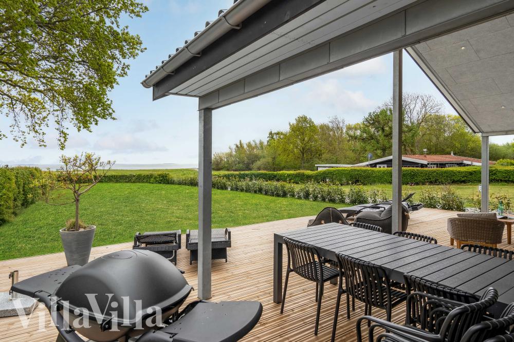På terrassen i sommarhus nr 950 finns det plats för upp till 9 gäster.