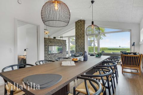 Det stora ljusa vardagsrummet i lyxstuga nr 950 för 9.