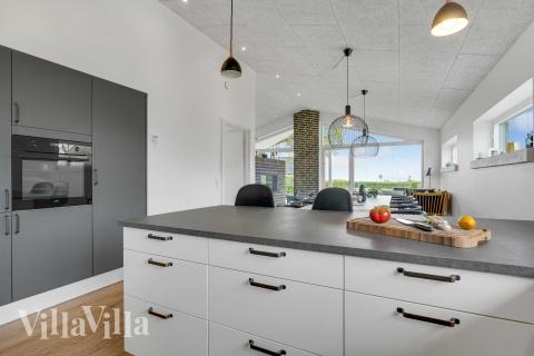 Köket i lyxstuga nr 950 är utrustat så att ni kan laga mat till 9 personer.