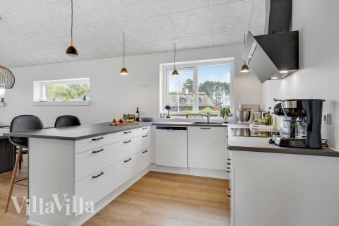 Köket i lyxstuga nr 950 är generöst inrett.