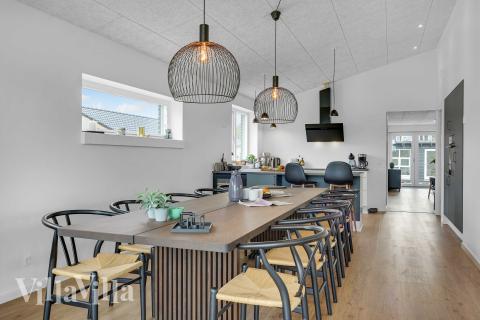 Vardagsrummet i lyxstuga nr. 950 har plats för 9 personer.