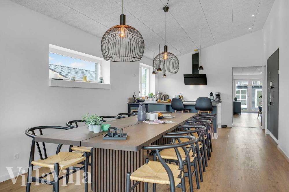 Vardagsrummet i lyxstuga nr. 950 har plats för 9 personer.