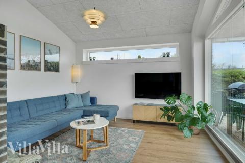 I soffhörnan i lyxstuga 950 i Fyn och öar kan ni spela brädspel eller titta på film tillsammans.