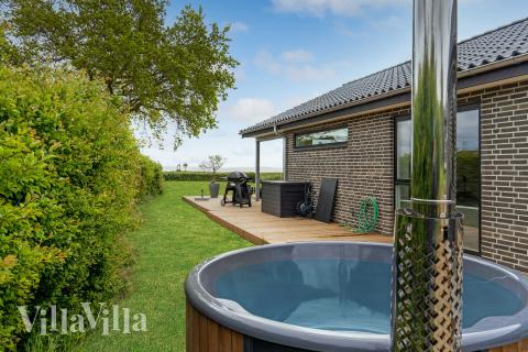 Njut av spabadets värme i lyxstuga nr 950 i Fyn och öar