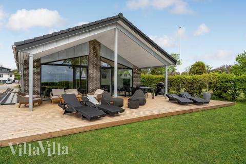 Njut av en grillkväll på terrassen i lyxstuga nr 950 i Fyn och öar