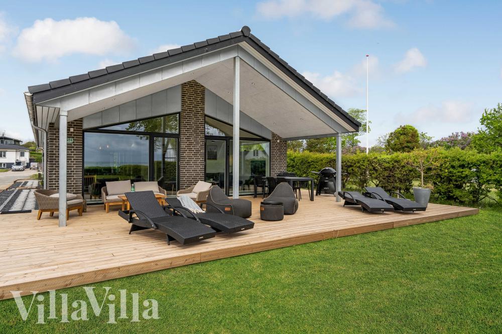 Njut av en grillkväll på terrassen i lyxstuga nr 950 i Fyn och öar