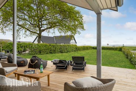 Lyxstuga nr 950 har en härlig terrass med sköna trädgårdsmöbler för 9 personer.