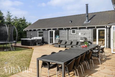 Lyxstuga nr 251 har en härlig terrass med sköna trädgårdsmöbler för 20 personer.