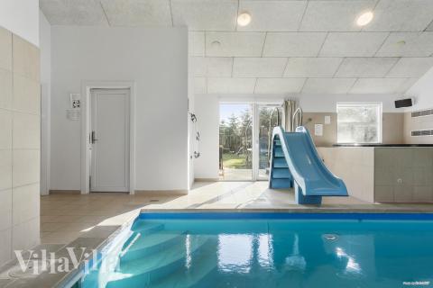 Sommarstuga 251 är inredd med en smakfull poolavdelning som har vattenrutschbana, ett stort inbyggt spapad och bastu