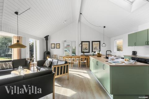 Det stora ljusa vardagsrummet i lyxstuga nr 251 för 20.