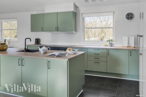 Köket i lyxstuga nr 251 är utrustat så att ni kan laga mat till 20 personer.