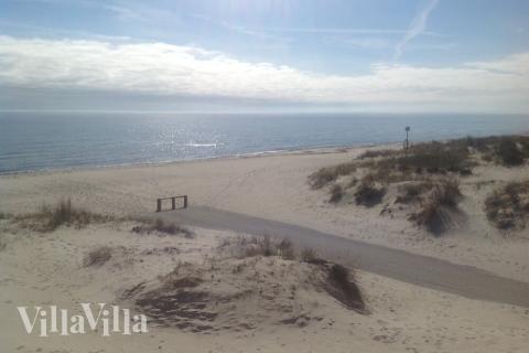 Stranden i närheten av lyxhus 251.