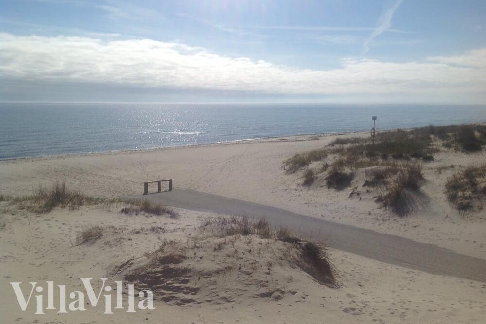 Stranden i närheten av lyxhus 251.