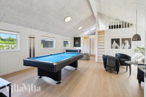 Förutom de många timmar som du kan tillbringa i stugans poolavdelning erbjuder lyxstuga 776 även biljard, bordtennis och dart