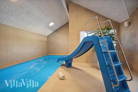 Sommarstuga 776 är inredd med en smakfull poolavdelning som har vattenrutschbana, ett stort inbyggt spapad och bastu