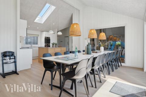 Det stora ljusa vardagsrummet i lyxstuga nr 776 för 18.